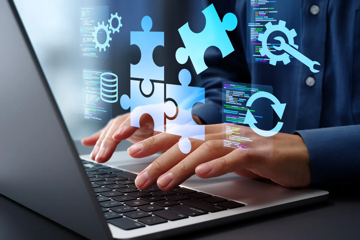 EDV-Service Limacher – EDV-Hardware, Software Dienstleistungen – Low-Code- oder No-Code-Entwicklungsplattform. Lösungen zur Erstellung von Software ohne Programmierung. Geschäftsmann, der mit einem Laptop Anwendungen erstellt. 